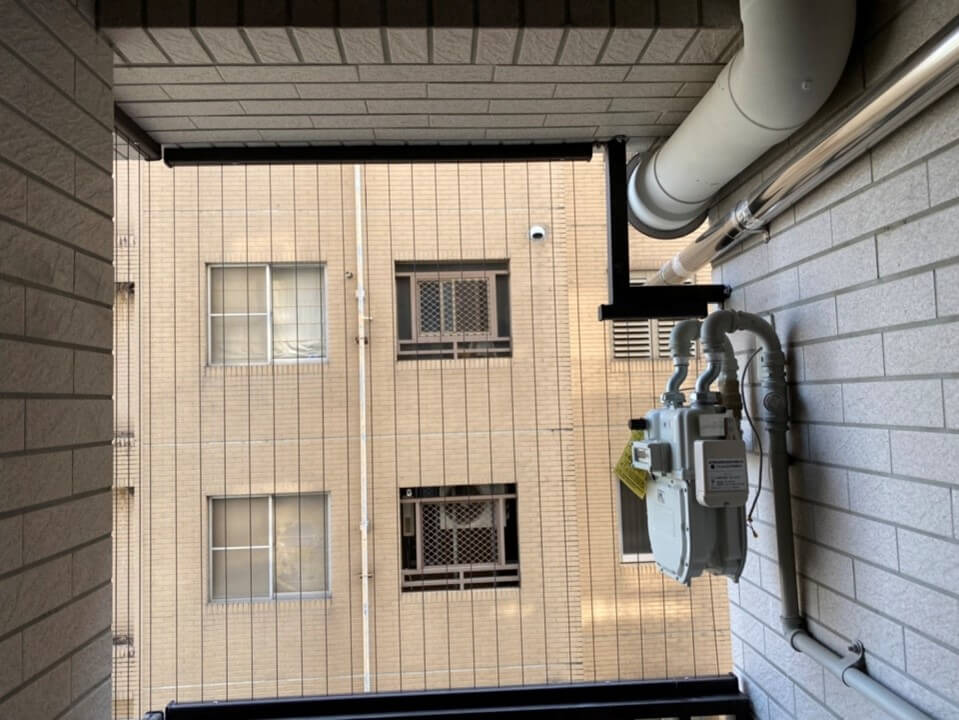 安裝鐵件避開冷氣室外機及風管