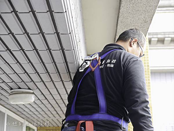 工作人員站在梯子上時，有穿戴高空作業安全帶防護